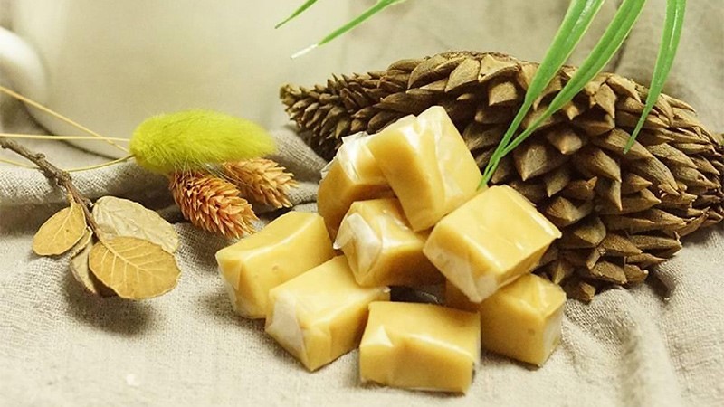 1 viên kẹo dừa nguyên chất cung cấp khoảng 80 calo