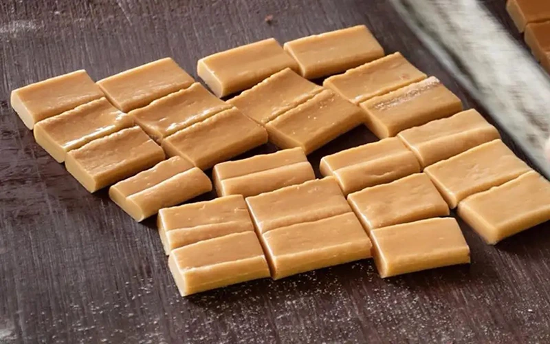 Chia nhỏ kẹo thành từng miếng nhỏ