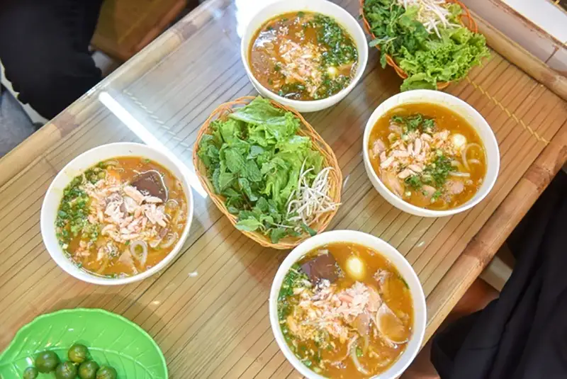 Bánh canh ăn kèm cùng các loại rau sống