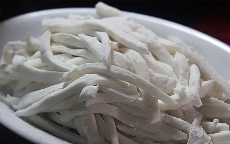 Bột bánh canh được cán mỏng và cắt thành miếng nhỏ