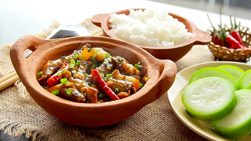 Cá bống kho  nước dừa Bến Tre ăn kèm cùng cơm trắng