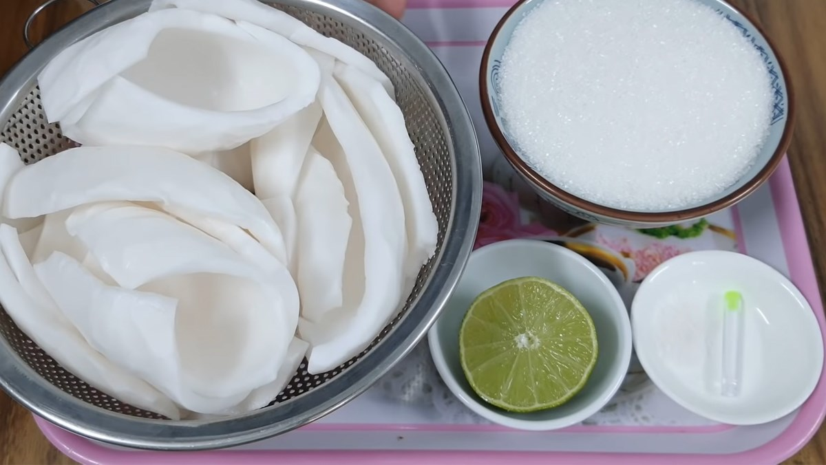 Chuẩn bị nguyên liệu làm mứt dừa Bến Tre