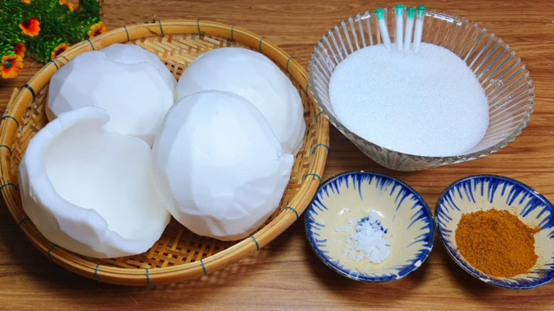 Cơm dừa là nguyên liệu chính cho món mứt dừa Bến Tre