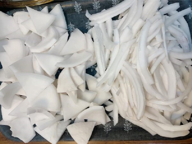 Dừa nạo cơm dừa thành những sợi mỏng