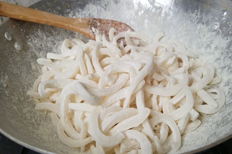 Khi sên dừa nên dùng chảo lớn và sên với lửa nhỏ